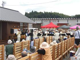 白旗仮設団地での演奏の写真