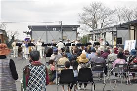 赤井仮設団地での演奏の写真