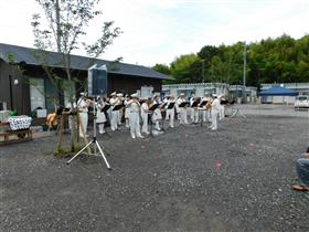 藤山仮設団地での演奏の写真