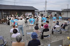 馬水仮設団地での演奏の写真