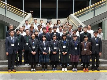 出発式集合写真(2)の画像