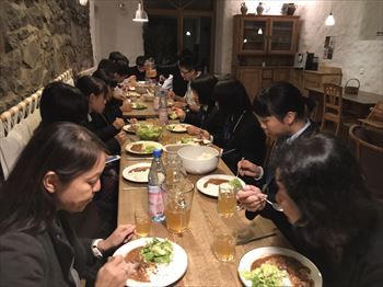 ​到着後、畜舎等を見学　その後、夕食の画像4