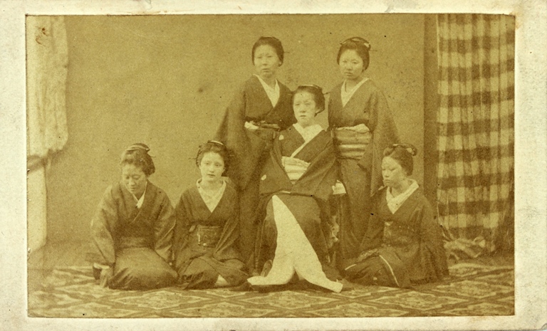 勇姫と女中たちを撮影した写真