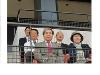 ラグビーの試合を観戦している蒲島知事の写真1
