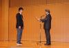 熊本県がんばる高校生表彰で受賞者に賞状を渡す蒲島知事の写真