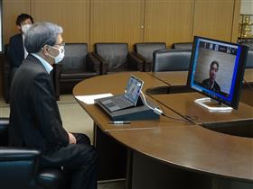 オンラインで歓談する五十嵐代表と蒲島知事の画像