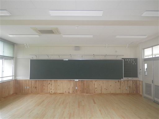 木質化した内装、LED照明に改修した教室の画像