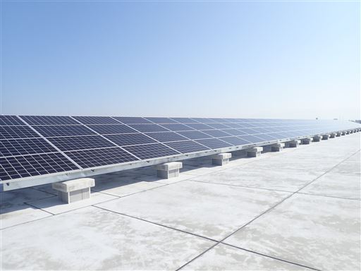 実習棟屋上に設置した太陽光発電設備の画像