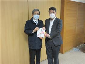 寄附金贈呈式目録贈呈時の写真