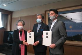 再春館製薬所からの寄附金を受け取る蒲島知事