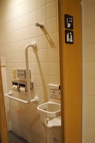 チャイルドチェアつきのトイレ画像