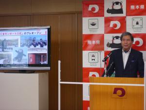 コメントする知事の写真