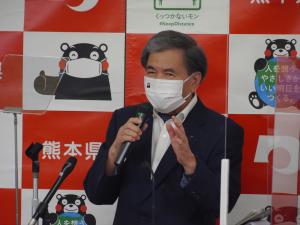 記者からの質問に答える知事の写真