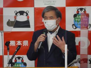 記者からの質問に答える知事の写真