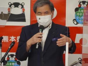記者からの質問に答える知事の写真