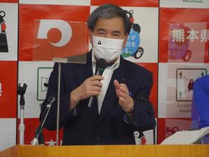 記者からの質問に答える知事の写真