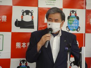 記者からの質問に答える知事の写真