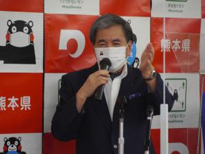 記者からの質問に答える知事の写真
