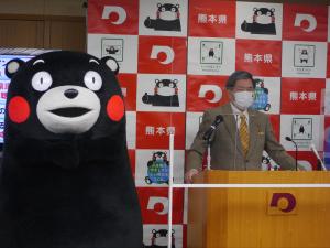 コメントする蒲島知事の写真