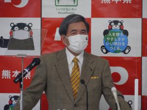 コメントする蒲島知事の写真