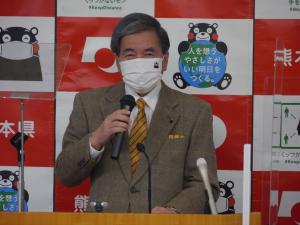 記者からの質問に答える蒲島知事の写真