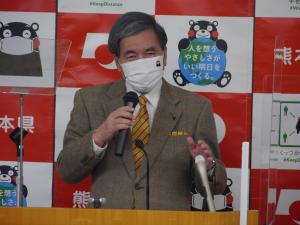 記者からの質問に答える知事の写真