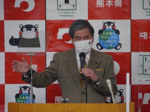 記者からの質問に答える蒲島知事の写真