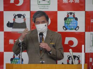 記者からの質問に答える蒲島知事の写真
