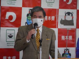 記者からの質問に答える蒲島知事の写真
