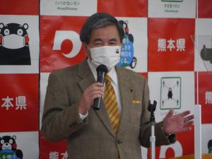 記者からの質問に答える蒲島知事の写真