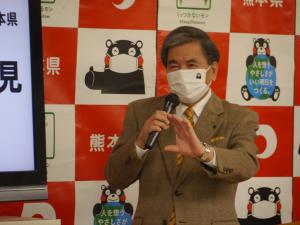記者からの質問に答える蒲島知事の写真