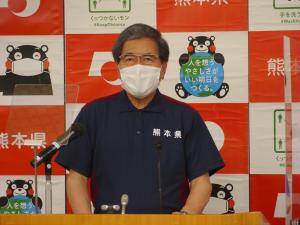 コメントする蒲島知事の写真