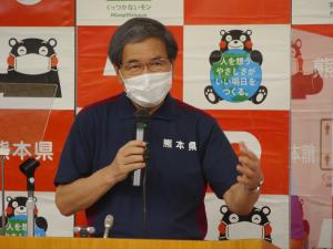 記者からの質問に答える蒲島知事の写真