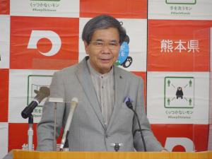 コメントする蒲島知事の写真