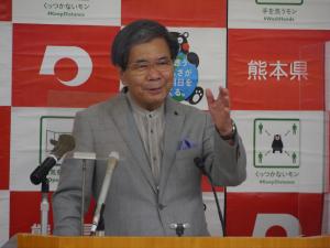 記者からの質問に答える蒲島知事の写真