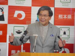 記者からの質問に答える蒲島知事の写真