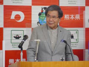 記者からの質問に答える蒲島知事の写真