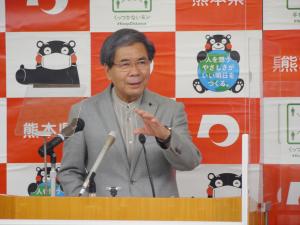 記者からの質問に答える蒲島知事の写真