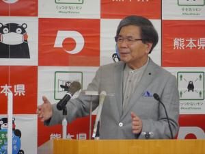 記者からの質問に答える蒲島知事の写真