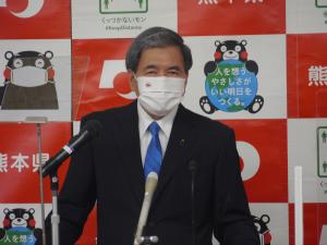 コメントする蒲島知事の写真