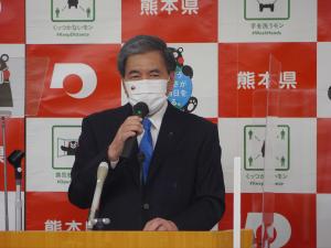 コメントする蒲島知事の写真