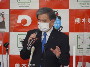 記者からの質問に答える蒲島知事の写真