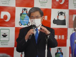 記者からの質問に答える蒲島知事の写真