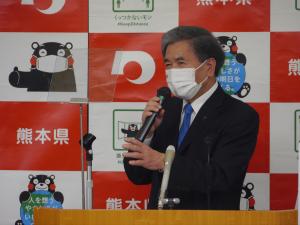 記者からの質問に答える蒲島知事の写真