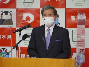コメントする蒲島知事の写真