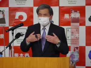 コメントする蒲島知事の写真