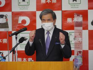 コメントする蒲島知事の写真