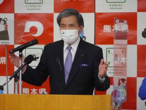 記者からの質問に答える蒲島知事の写真