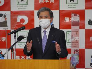 記者からの質問に答える蒲島知事の写真