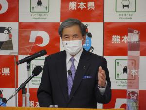 記者からの質問に答える蒲島知事の写真